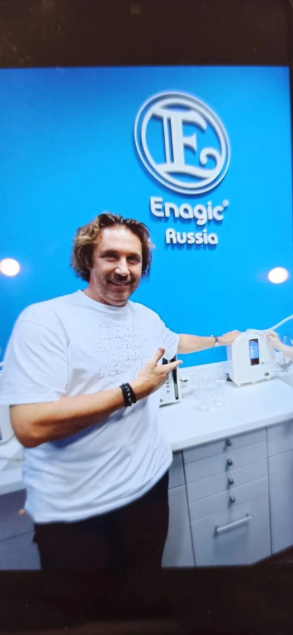 Александр Мостовой рядом с аппаратом Enagic Russia