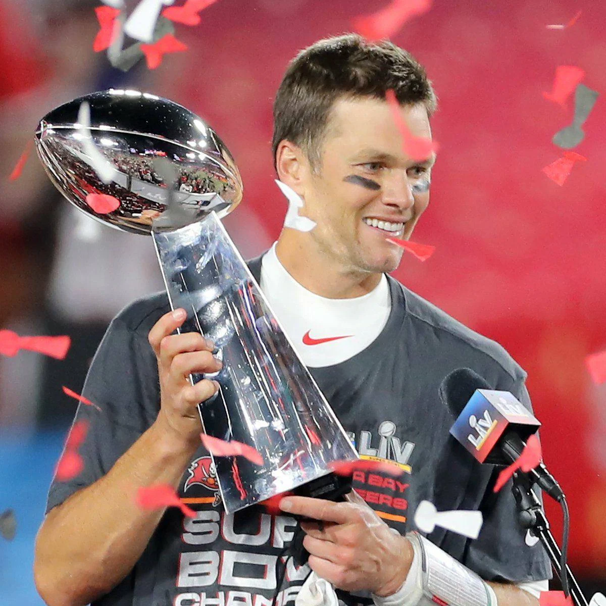 Том Брэди с трофеем Super Bowl
